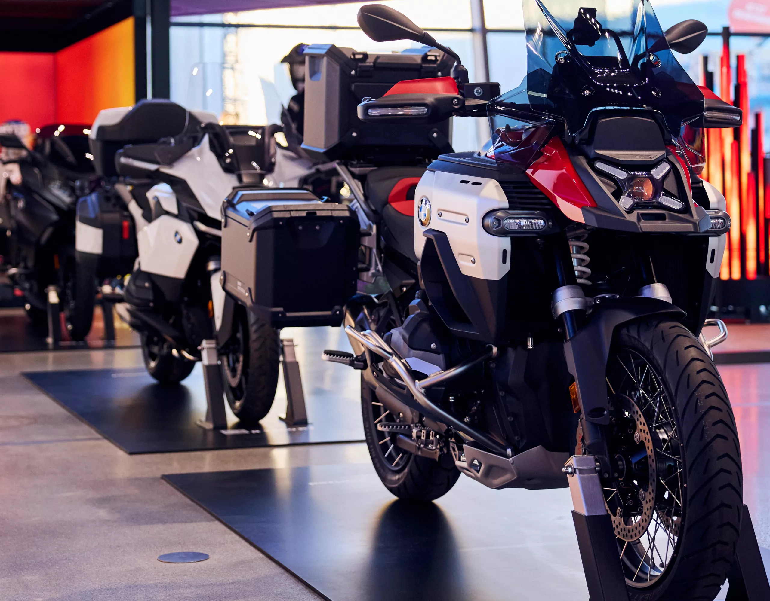 BMW R 1300 GS Adventure Motorräder in der BMW Motorrad Ausstellung der BMW Welt
