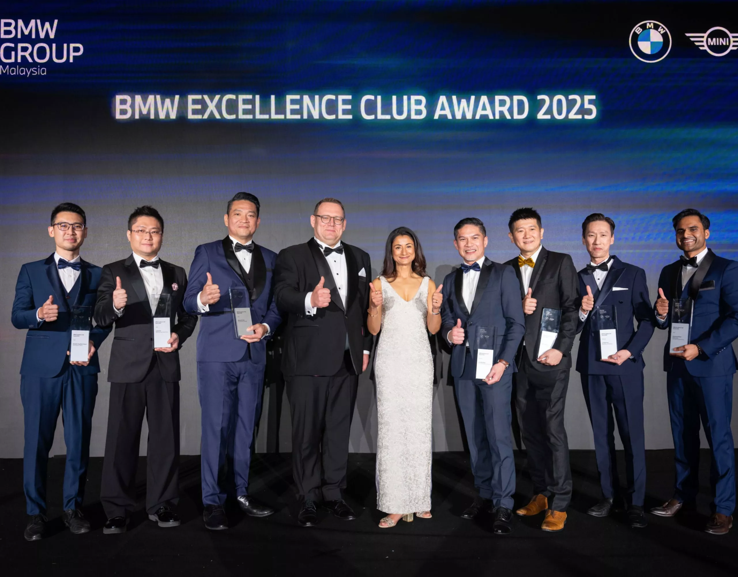 The-New-BMW-XM-Label-in-Frozen-Tanzanite-Blue-and-Merino-Night-Blue.png