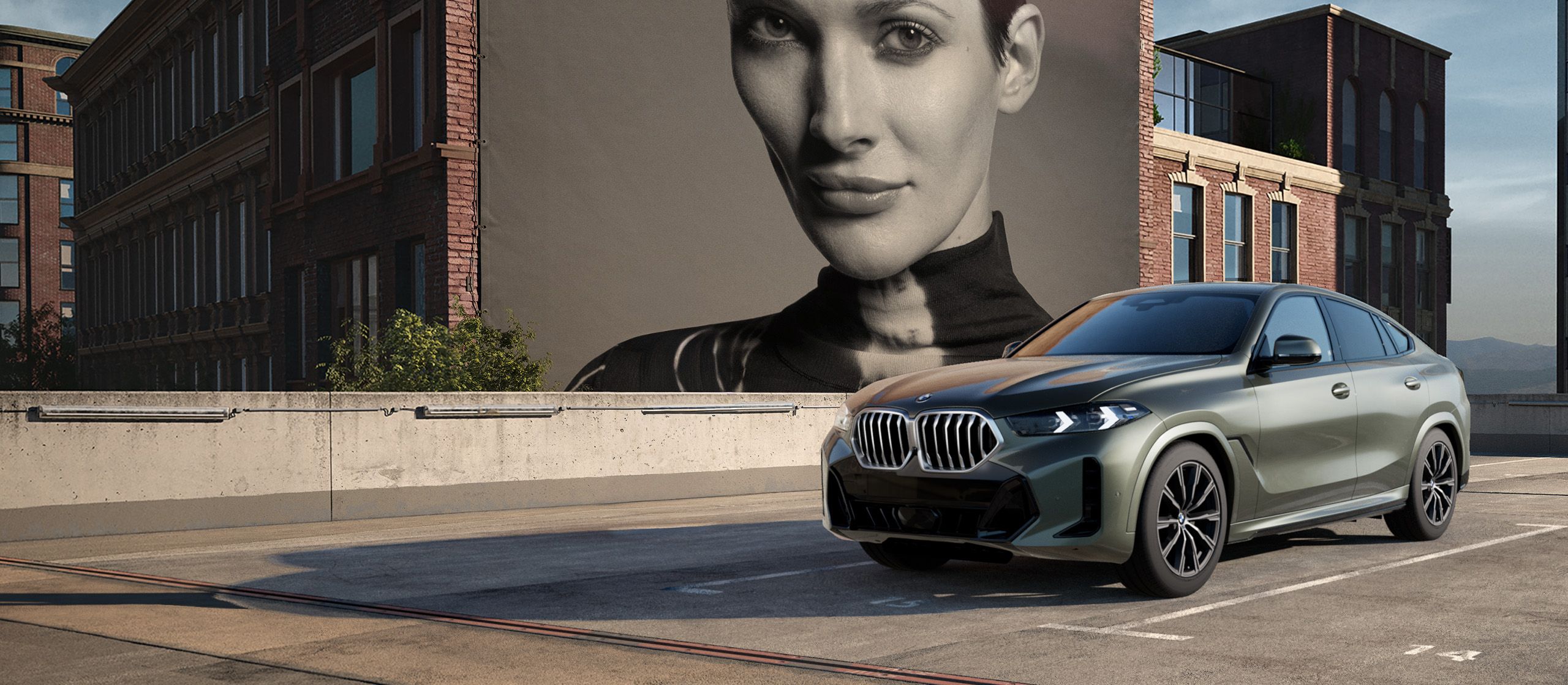 BMW X6停在陽光下在磚建築前