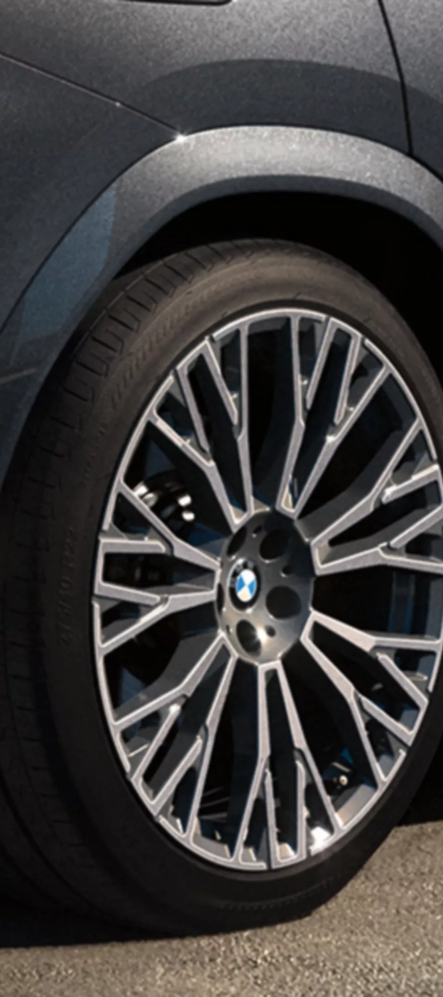 3D rendering of the 22" M light alloy wheels V-spoke style 747 M Bicolour with mixed tyres on a BMW X6