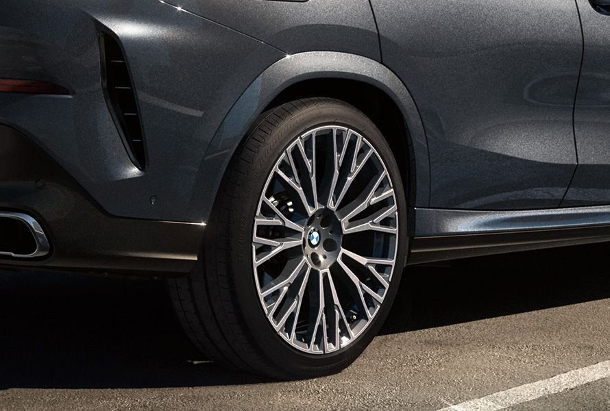 22吋BMW Individual多輻式745 I型輪圈，以及M煞車套件（藍色），輕盈靈巧而加倍震撼，營造突出的運動風格