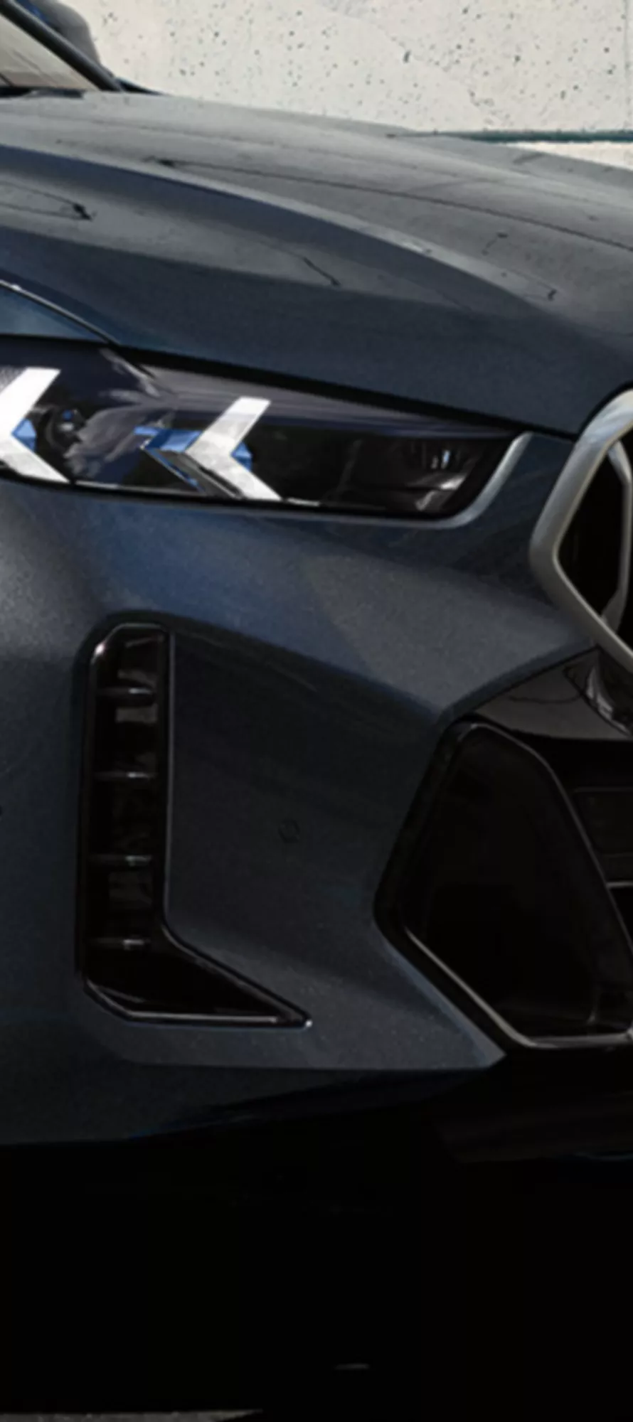 BMW X6搭載光型變化智慧LED頭燈，與BMW雙腎型水箱護罩，在M Sport套件的運動化氛圍加持下，更顯霸氣跑格