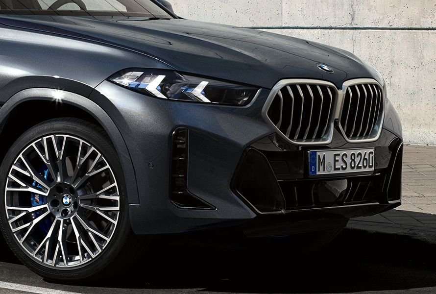 BMW X6搭載光型變化智慧LED頭燈，與BMW雙腎型水箱護罩，在M Sport套件的運動化氛圍加持下，更顯霸氣跑格