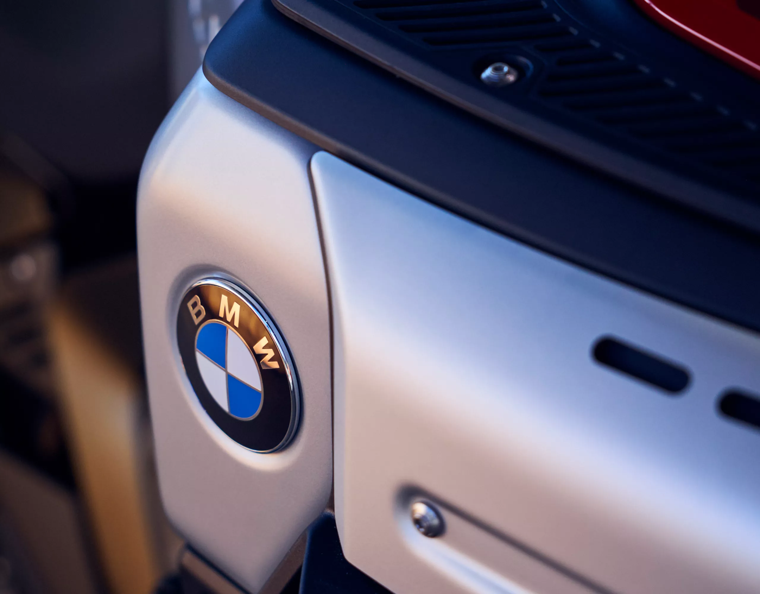  Detailaufnahme von Tank und Lenker der BMW R 1300 R
