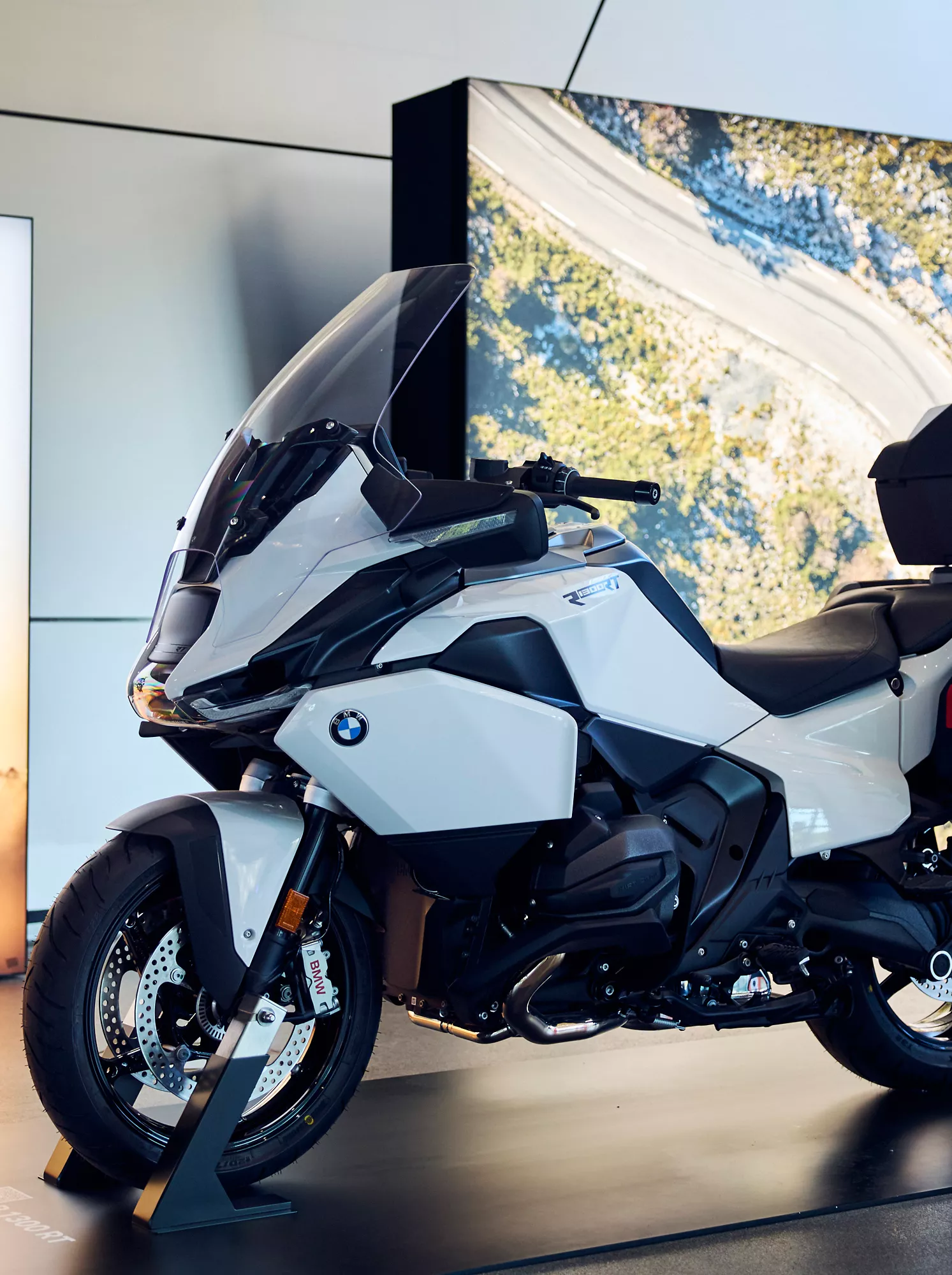 BMW R 1300 RT Touring Motorrad mit Koffern in der BMW Welt Ausstellung