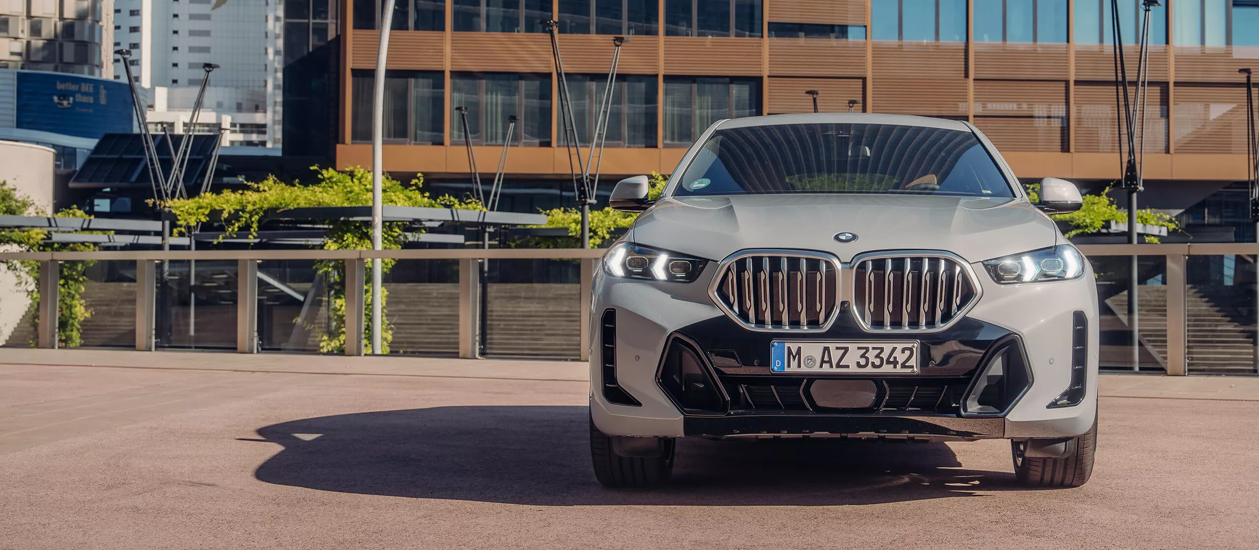 BMW X6在山景的高速公路上行駛