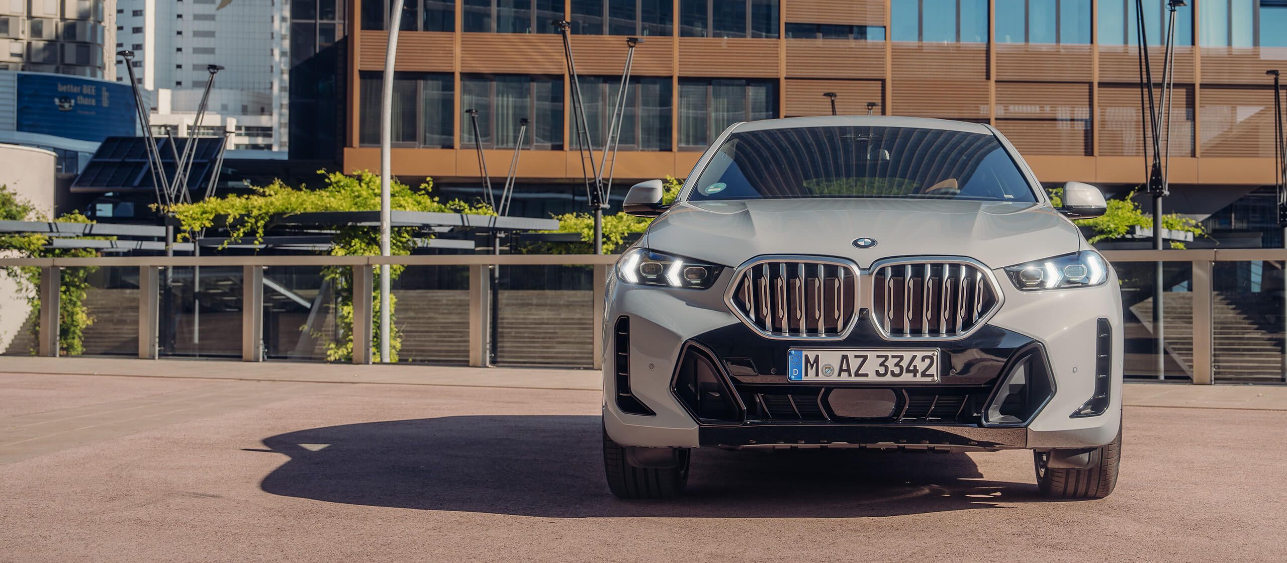 BMW X6在山景的高速公路上行駛