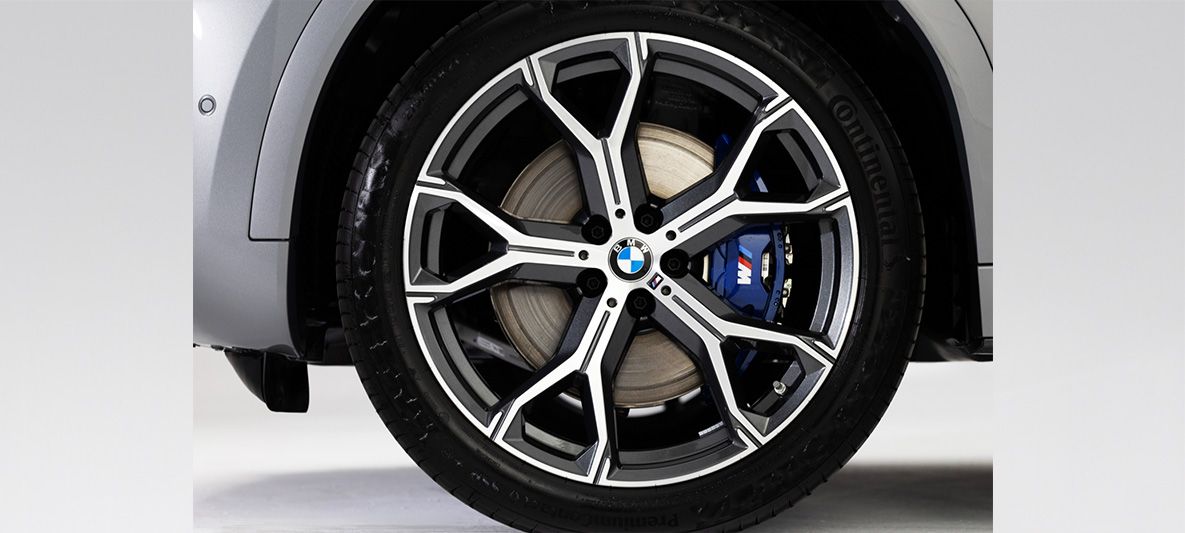 搭配全新升級的專屬21吋M款輪圈，在磅礡氣勢之中展現鮮明且動感的運動語彙