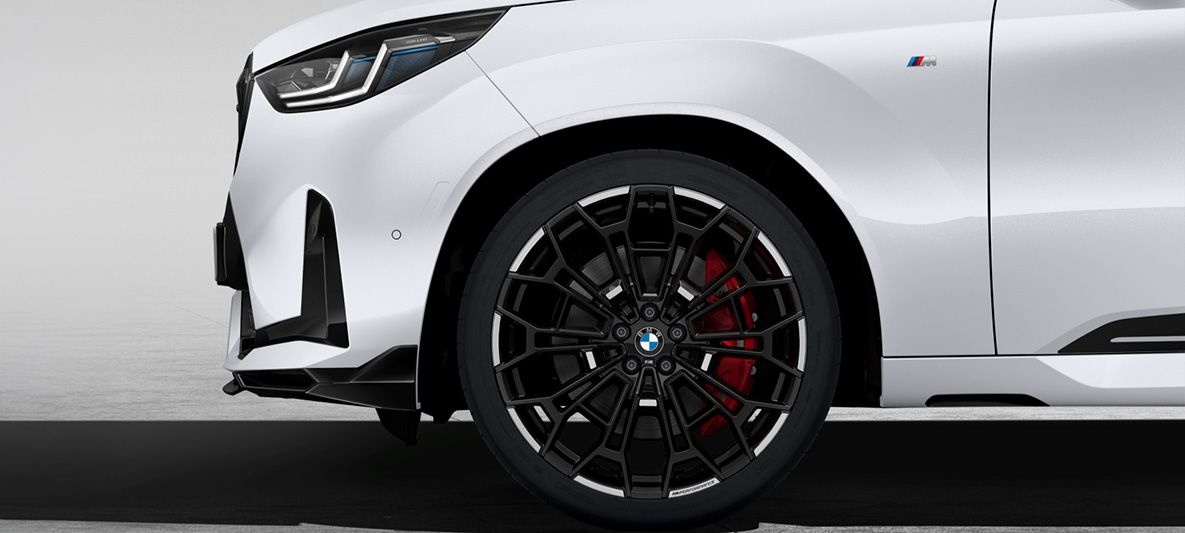 總代理汎德同步推出「M Performance 22吋1134M輪胎鋁圈組」，以鍛造工藝精製而成