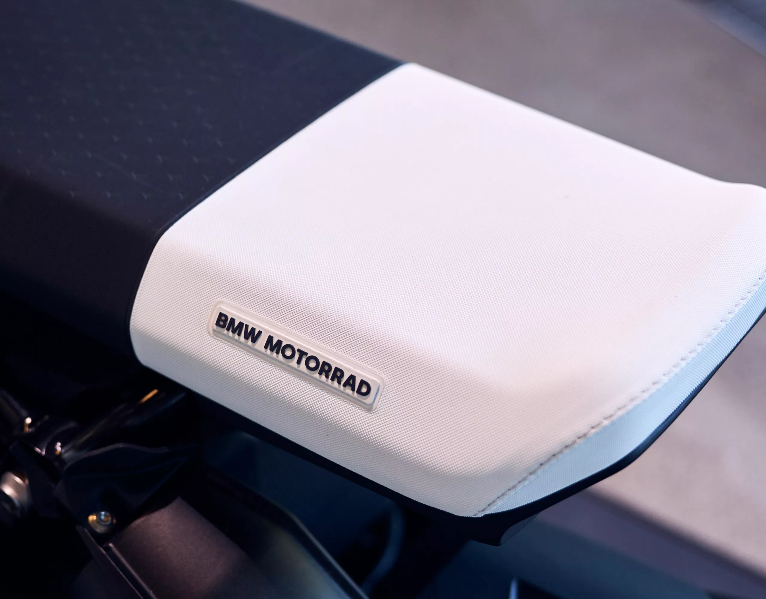 Detailansicht der Sitzbank der BMW  CE 04 Urban Mobility  mit BMW Motorrad Branding