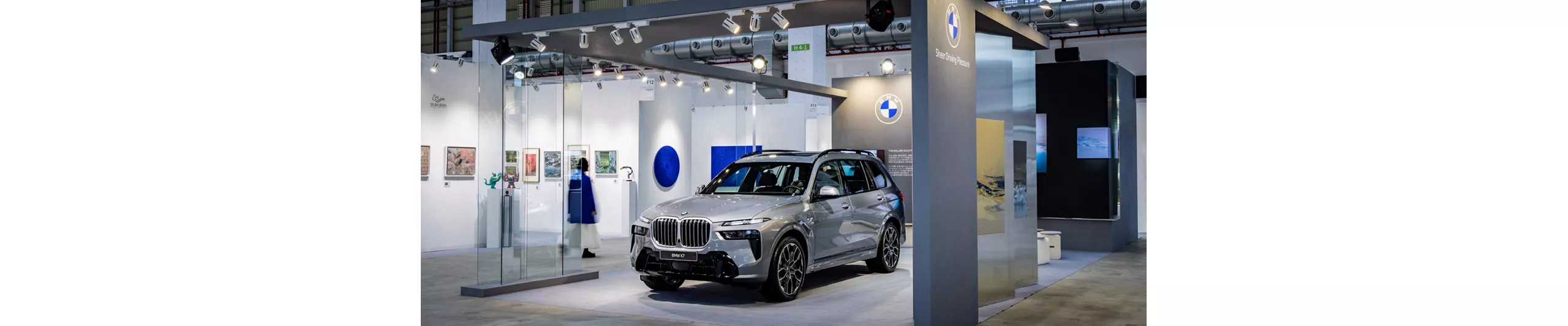 BMW總代理汎德特別於展區現場策劃「BMW X7 X Leroy LEE」全新主題展演，現場將隆重展出代表品牌美學巔峰的豪華旗艦休旅BMW X7 xDrive40i M Excellence