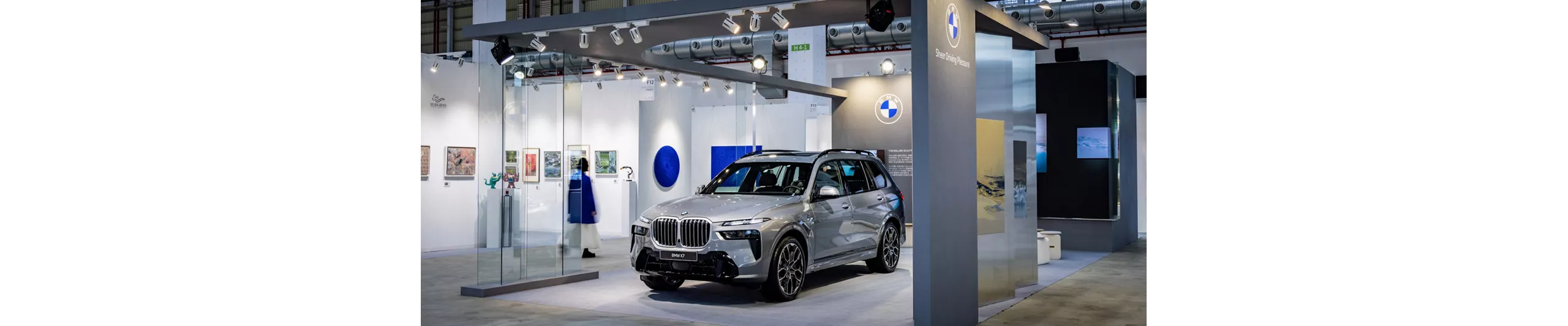 BMW總代理汎德特別於展區現場策劃「BMW X7 X Leroy LEE」全新主題展演，現場將隆重展出代表品牌美學巔峰的豪華旗艦休旅BMW X7 xDrive40i M Excellence