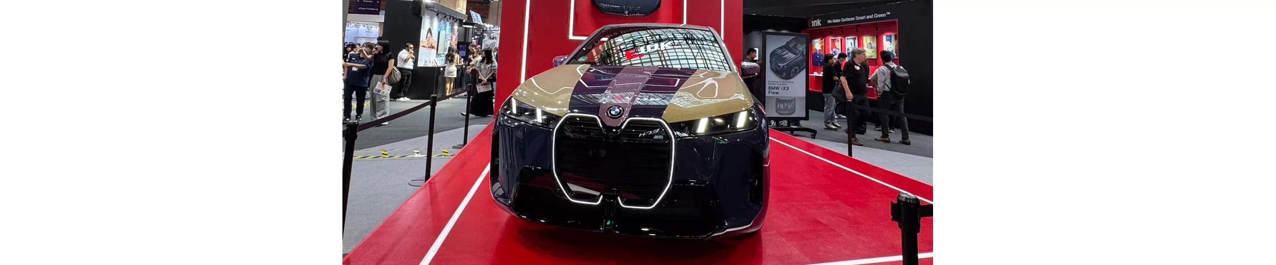 BMW於COMPUTEX 2026展演智慧表面科技的發展藍圖，現場除了展示BMW iX3 Flow Edition所採用的電子紙引擎蓋結構，更首度公開全車包覆3D曲面彩色電子紙的BMW彩色可變色電子紙概念車