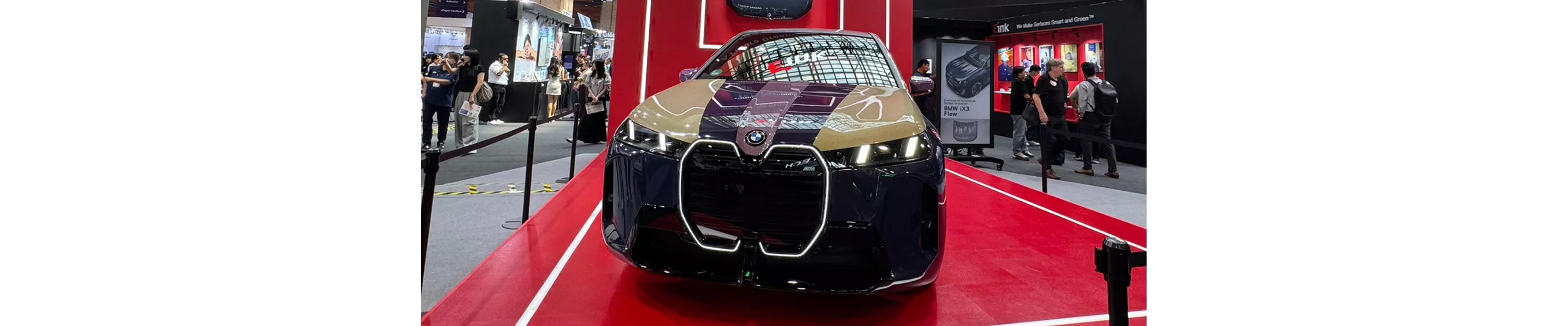 BMW於COMPUTEX 2026展演智慧表面科技的發展藍圖，現場除了展示BMW iX3 Flow Edition所採用的電子紙引擎蓋結構，更首度公開全車包覆3D曲面彩色電子紙的BMW彩色可變色電子紙概念車