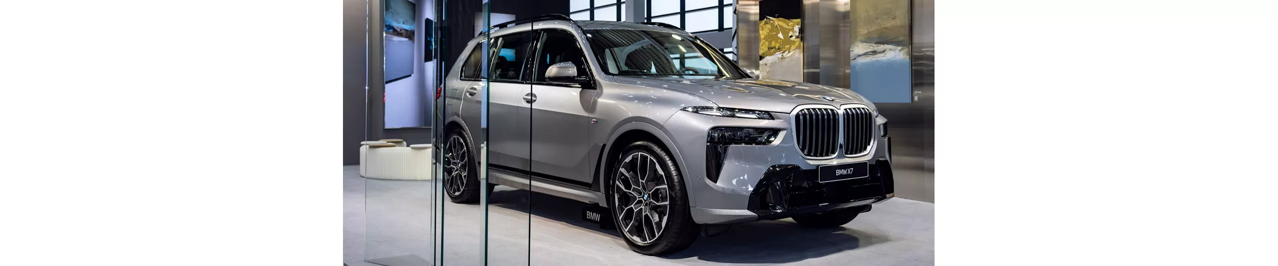 當BMW X7雄渾的剛毅線條與李佳駿著名的《遇》、《離映》與《無題》等系列畫作交織共振時，藝術家畫刀下那隨光影流轉、似若天地山海隱現的遼闊景致，與實車靜凝佇立時的凜然氣場完美交融，凝聚出如山巒脊線與巨浪推擠的澎湃生命力，讓頂尖造車工藝與自然氣韻達成最極致的虛實和鳴