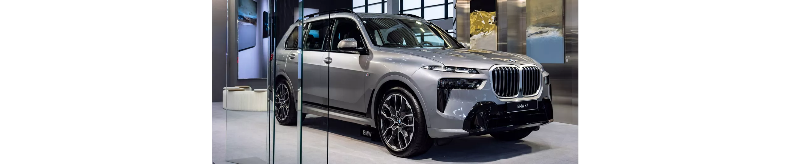 當BMW X7雄渾的剛毅線條與李佳駿著名的《遇》、《離映》與《無題》等系列畫作交織共振時，藝術家畫刀下那隨光影流轉、似若天地山海隱現的遼闊景致，與實車靜凝佇立時的凜然氣場完美交融，凝聚出如山巒脊線與巨浪推擠的澎湃生命力，讓頂尖造車工藝與自然氣韻達成最極致的虛實和鳴