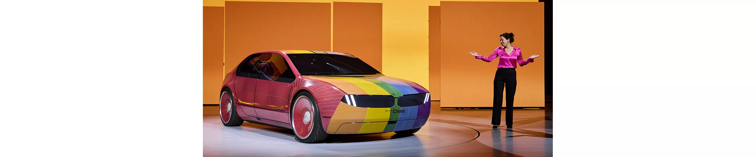 2023年CES，BMW與E Ink元太科技進一步推出BMW i Vision Dee，將車體色彩科技推向全新境界