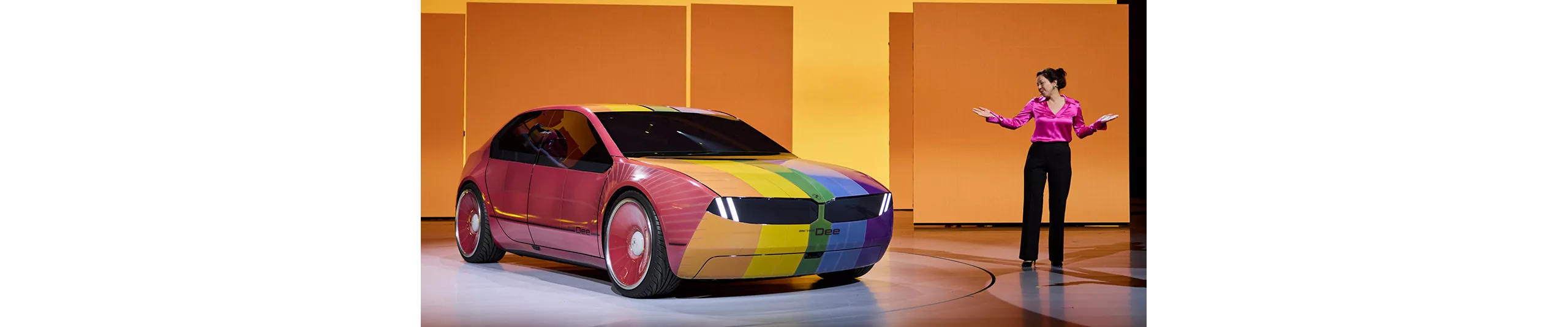 2023年CES，BMW與E Ink元太科技進一步推出BMW i Vision Dee，將車體色彩科技推向全新境界