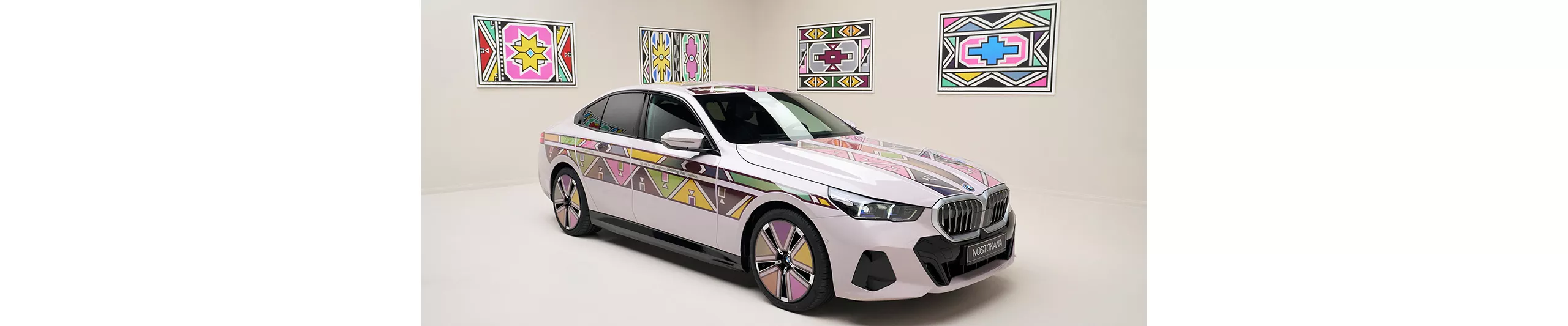隨著技術持續突破，雙方於2024年洛杉磯Frieze藝博會發表BMW i5 Flow NOSTOKANA，向南非傳奇藝術家Esther Mahlangu創作的BMW Art Car致敬