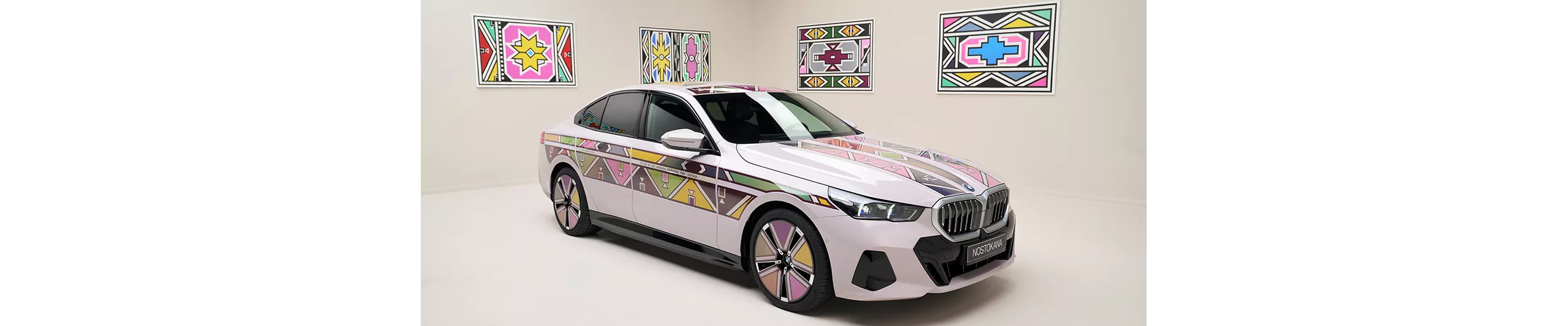 隨著技術持續突破，雙方於2024年洛杉磯Frieze藝博會發表BMW i5 Flow NOSTOKANA，向南非傳奇藝術家Esther Mahlangu創作的BMW Art Car致敬