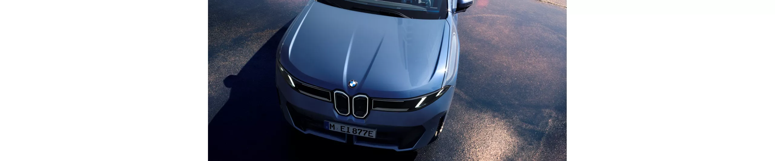 車頭採用垂直細長的雙腎型格柵設計，向經典BMW 1500致敬