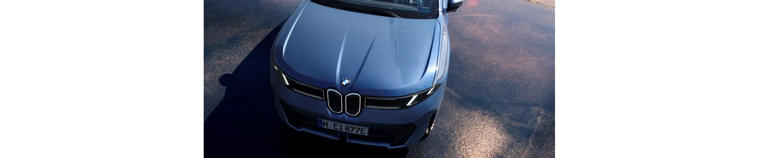 車頭採用垂直細長的雙腎型格柵設計，向經典BMW 1500致敬