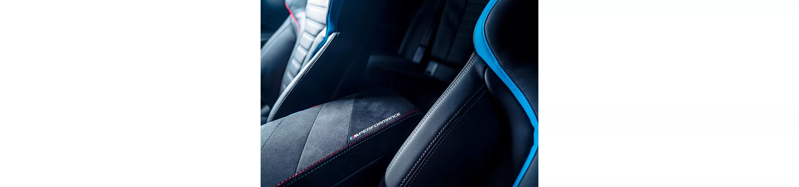 中央扶手則採用Alcantara麂皮包覆大幅增加BMW M2十週年紀念特仕板車室質感