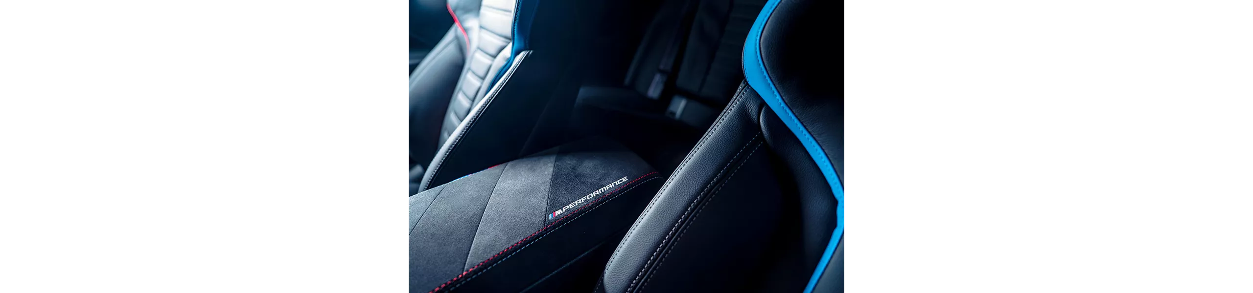 中央扶手則採用Alcantara麂皮包覆大幅增加BMW M2十週年紀念特仕板車室質感