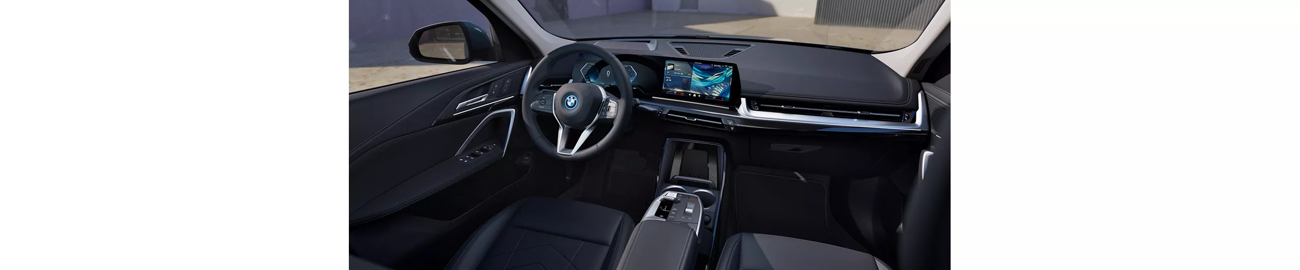 全新年式BMW iX1精心雕琢的內裝設計重新定義了現代純電座駕的豪華面貌，懸浮式中央鞍座勾勒出極致簡約的未來氣息