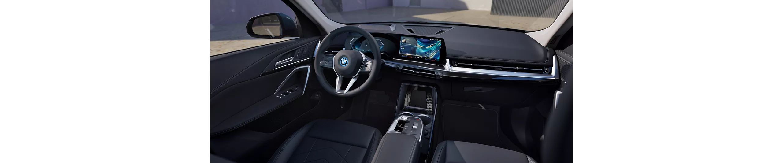 全新年式BMW iX1精心雕琢的內裝設計重新定義了現代純電座駕的豪華面貌，懸浮式中央鞍座勾勒出極致簡約的未來氣息
