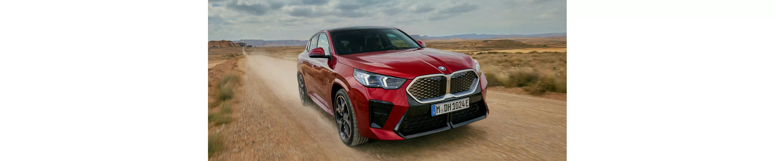 全新年式BMW iX2 xDrive30 M Sport在前後軸同步式雙電動馬達與xDrive智慧型可變四輪傳動系統的精準協調下，搭配Sport Boost運動衝刺功能