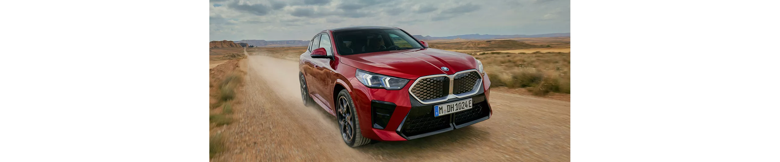 全新年式BMW iX2 xDrive30 M Sport在前後軸同步式雙電動馬達與xDrive智慧型可變四輪傳動系統的精準協調下，搭配Sport Boost運動衝刺功能