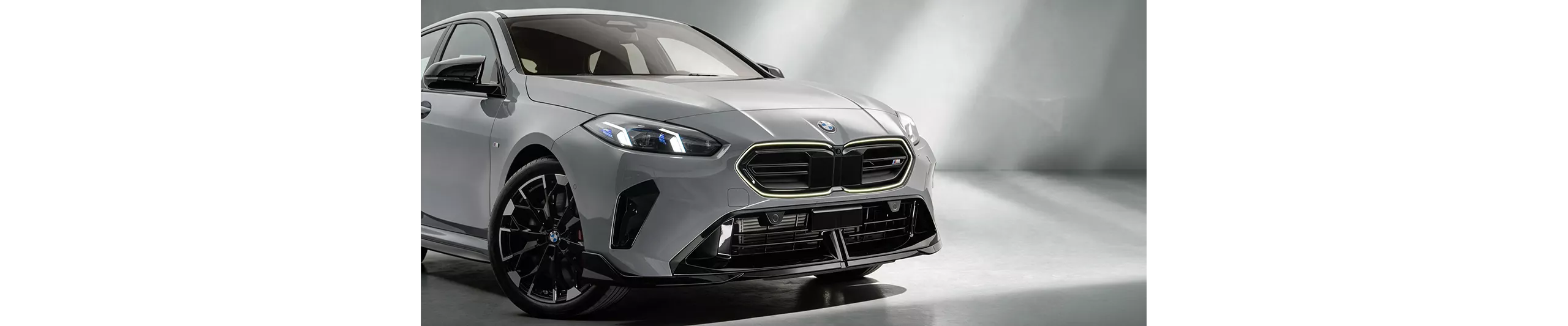 M Performance黑色高光澤前定風翼俐落造型降低車頭視覺重心，營造貼地且充滿力量的性能姿態