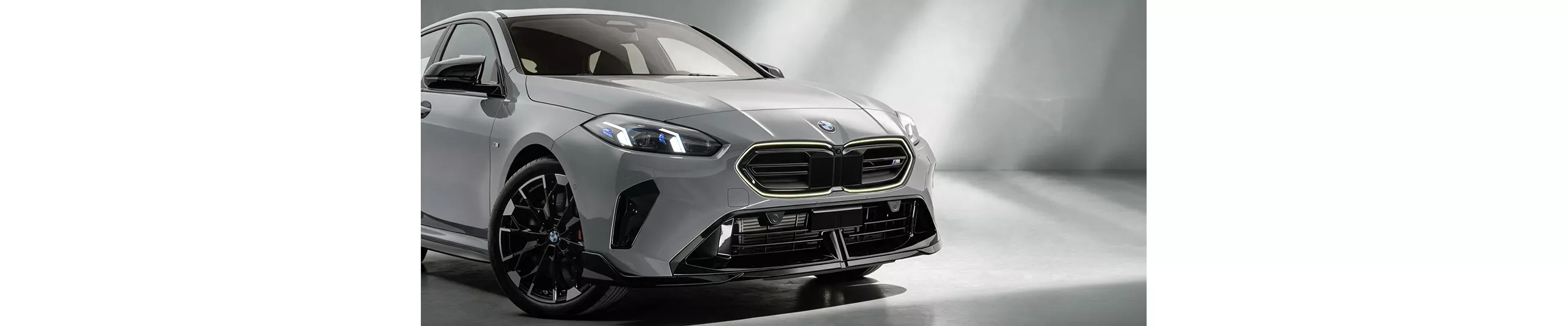 M Performance黑色高光澤前定風翼俐落造型降低車頭視覺重心，營造貼地且充滿力量的性能姿態
