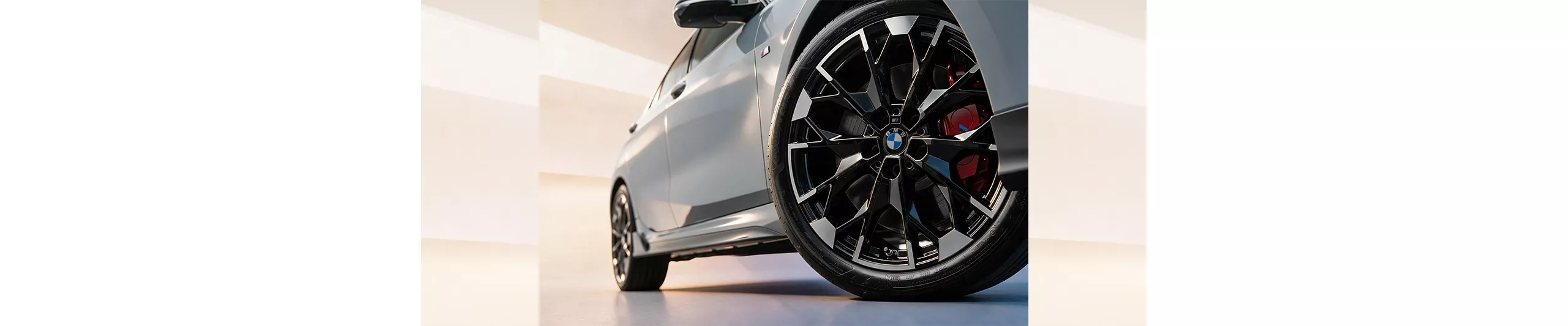 BMW M135 Boost+ Edition標配19吋M型鋁圈搭配紅色M煞車套件點燃操駕激情