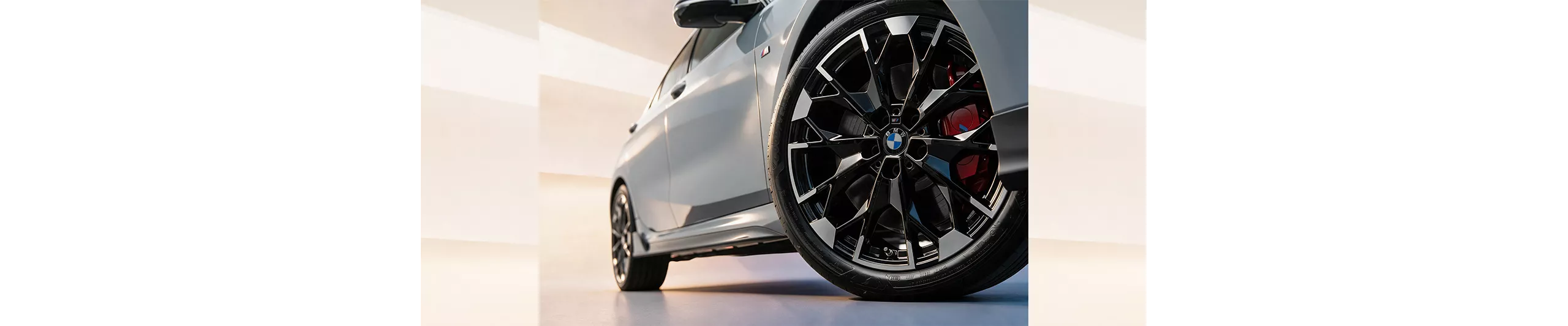 BMW M135 Boost+ Edition標配19吋M型鋁圈搭配紅色M煞車套件點燃操駕激情