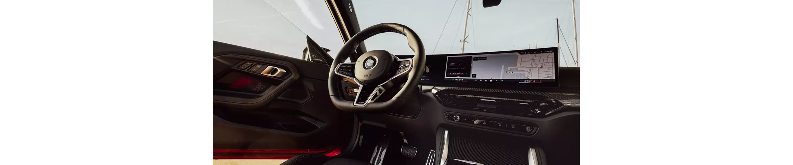 BMW 220i Coupé Apex極致版升級AR擴增實境導航與車況抬頭顯示器，將導航資訊、時速與駕駛輔助資訊直覺投射於駕駛視線前方