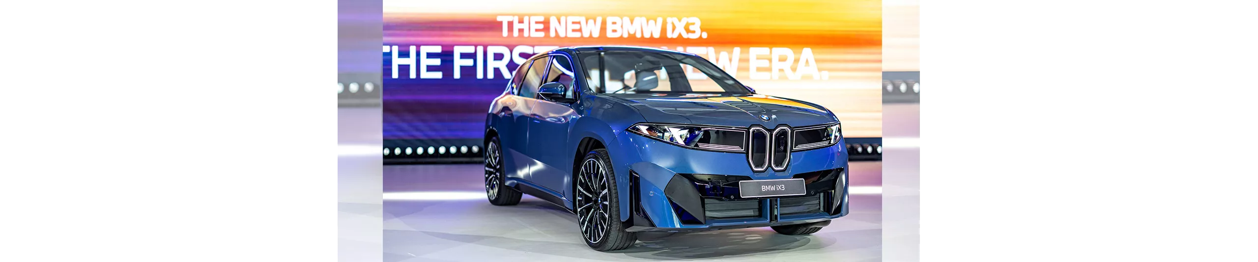 全新BMW iX3淬鍊品牌百年經典基因，以顛覆性的設計語彙重塑經典。車頭重現前傾俯衝的經典「鯊魚鼻（Shark Nose）」姿態，搭配向傳奇BMW 1500致敬的垂直雙腎型飾光水箱護罩，勾勒出立體且極具辨識度的未來面貌