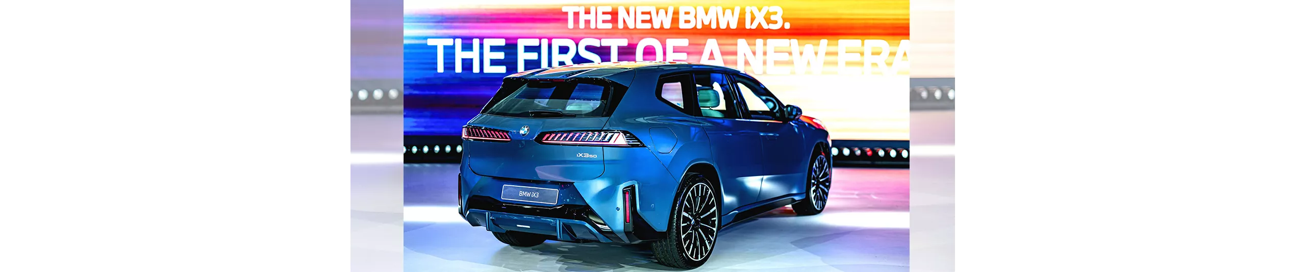 全新BMW iX3極簡的車身折線一路流暢延伸至車側，搭配平整化車門把手與一體式輪弧，造就傲視同級的0.24Cd 超低風阻係數