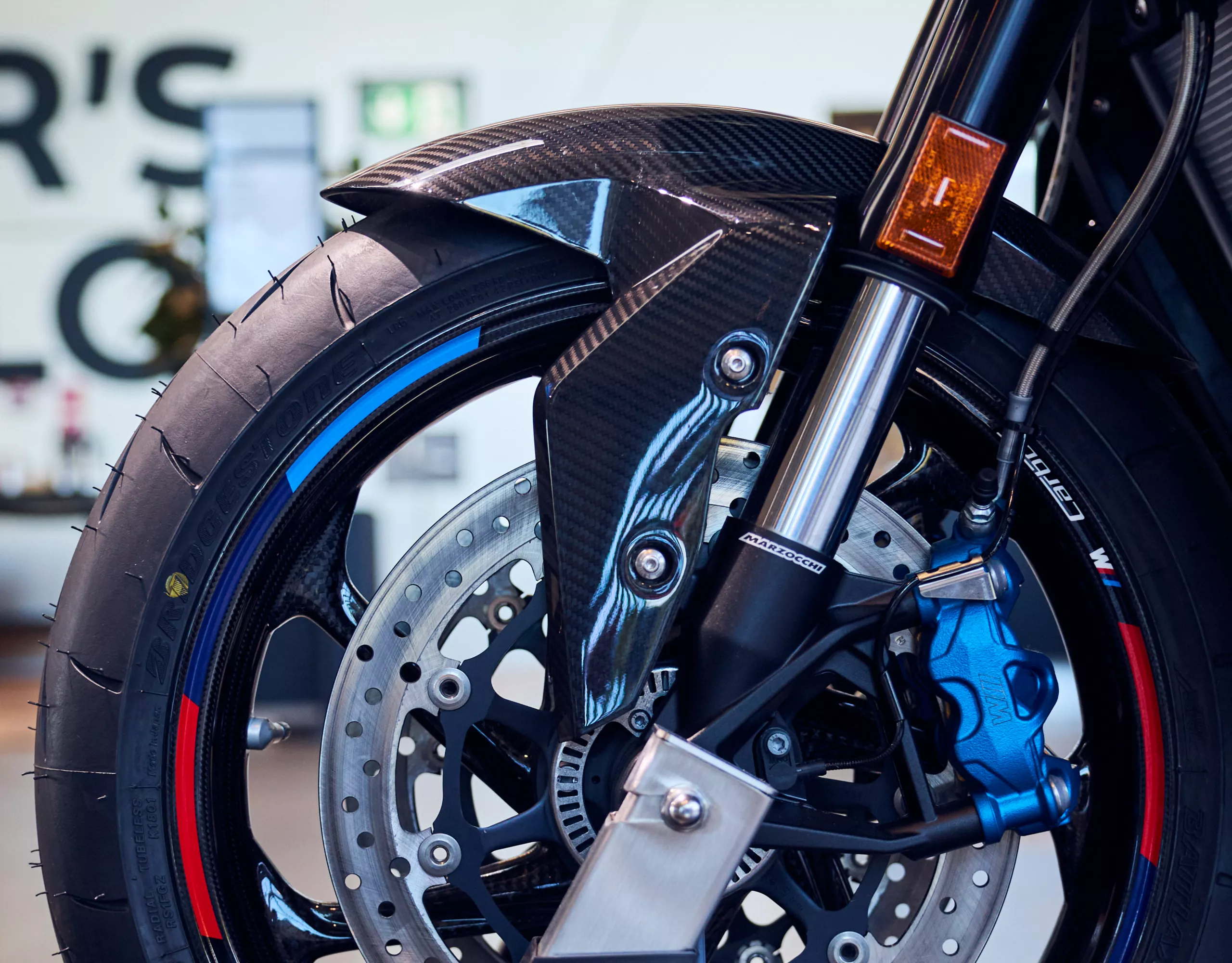 Detailansicht des Vorderrads und der Bremsanlage der BMW M 1000 RX