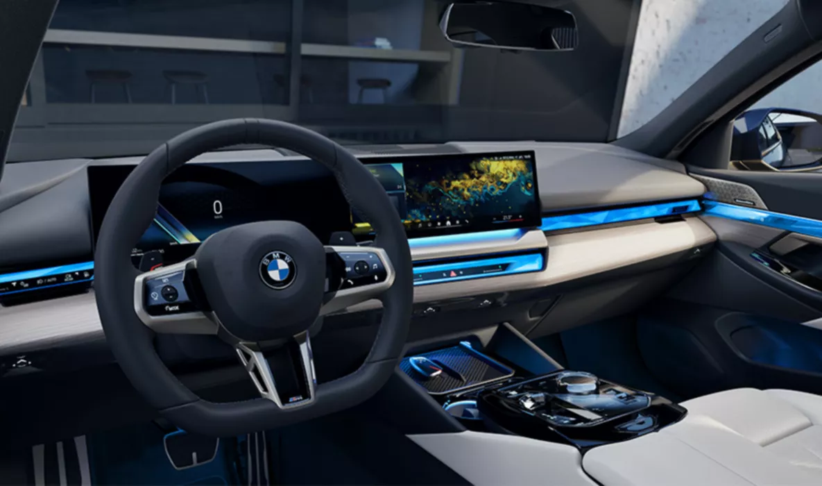 BMW 5系列，駕駛座艙正視角，OS8
