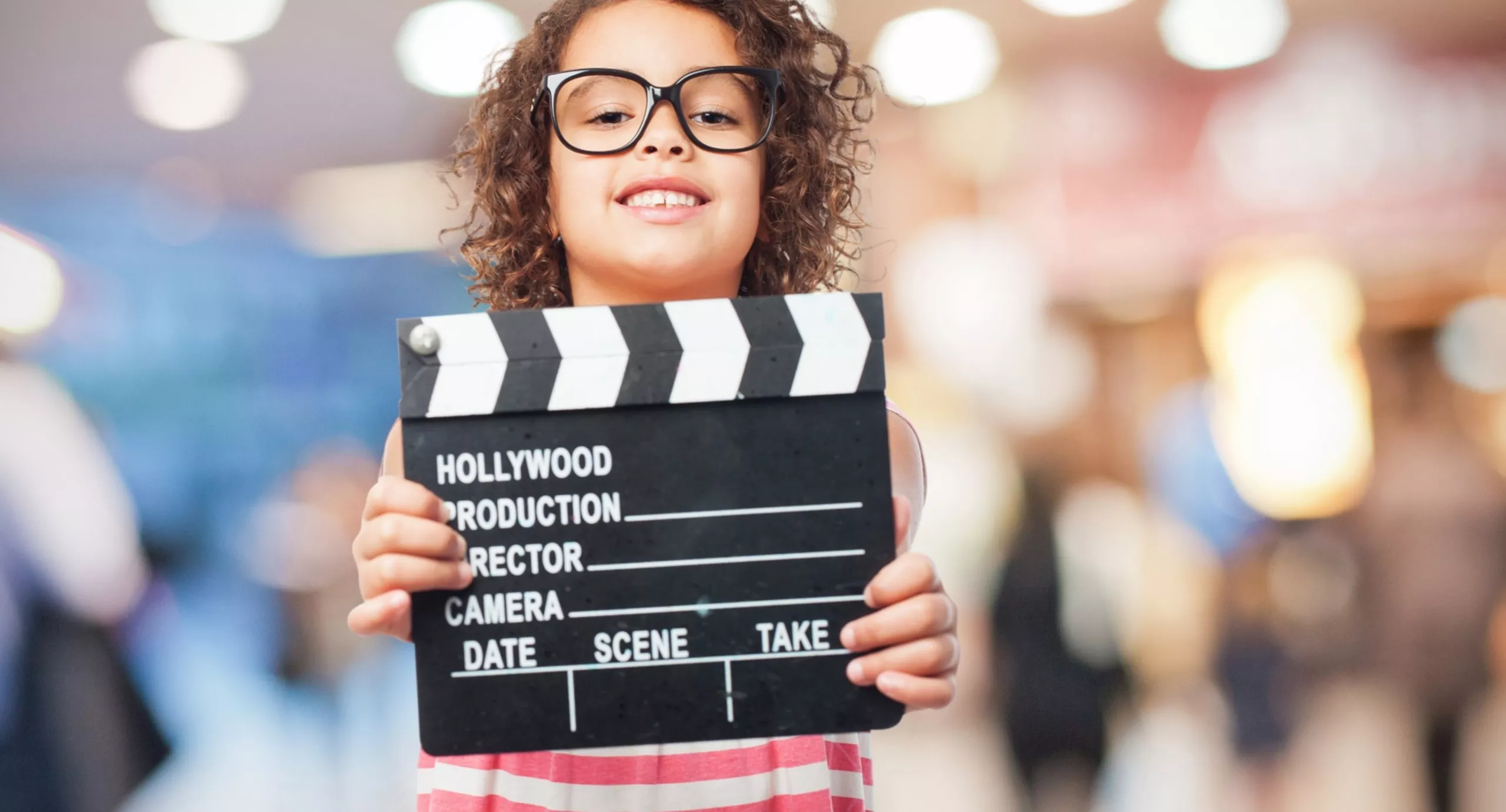 Kleines Mädchen mit Filmklappe