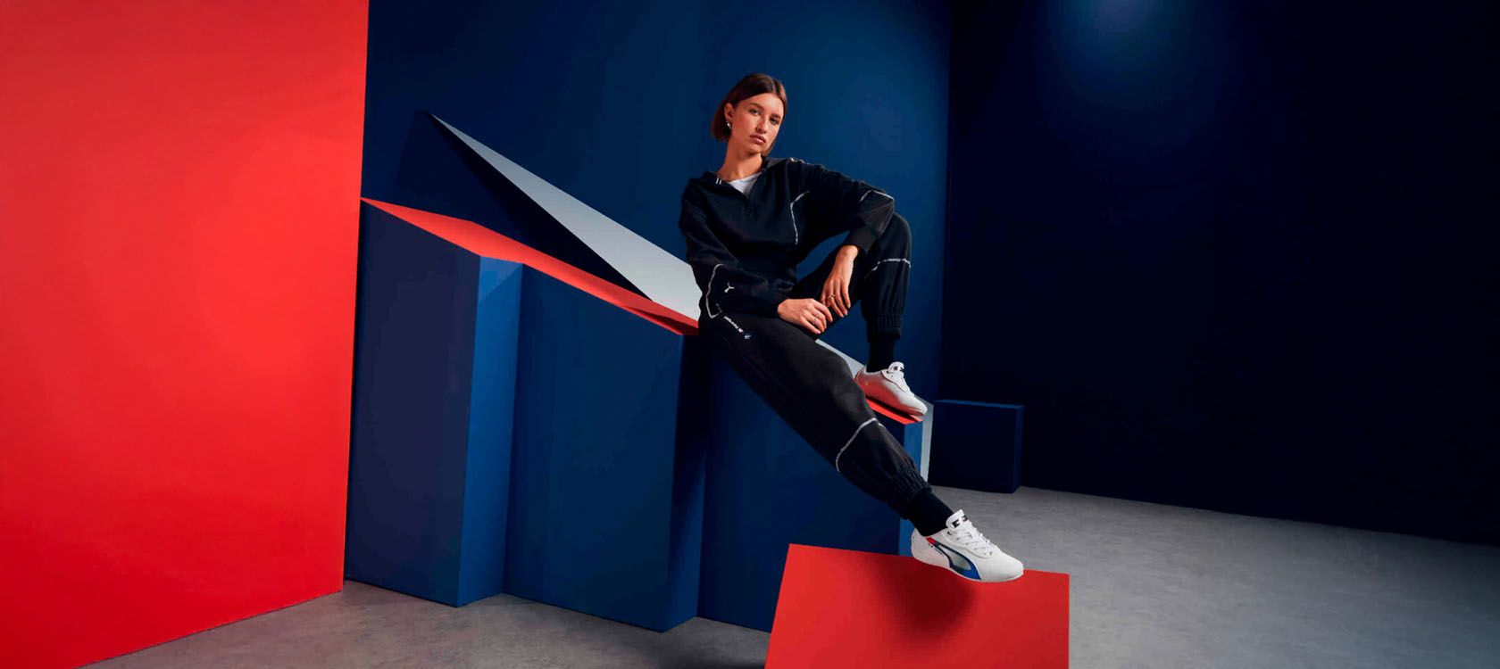 Gorra y camiseta de béisbol BMW Lifestyle que llevan puestas dos jóvenes en una sala de juegos