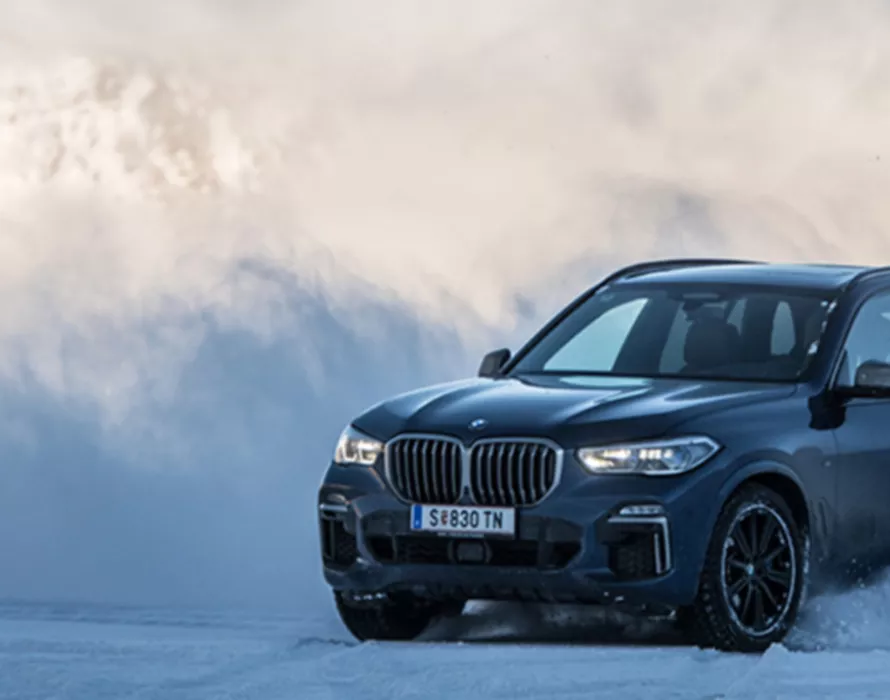 BMW med vinterdæk på sne og is