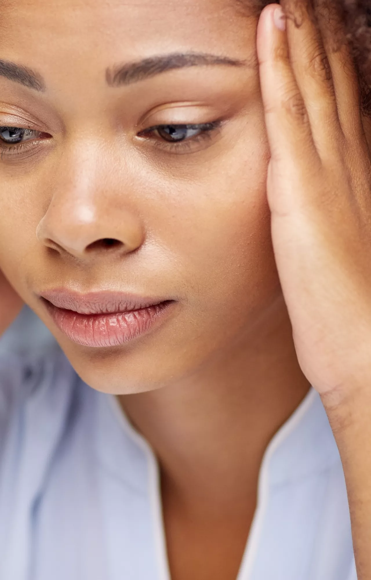 Frau mit Kopfschmerzen 