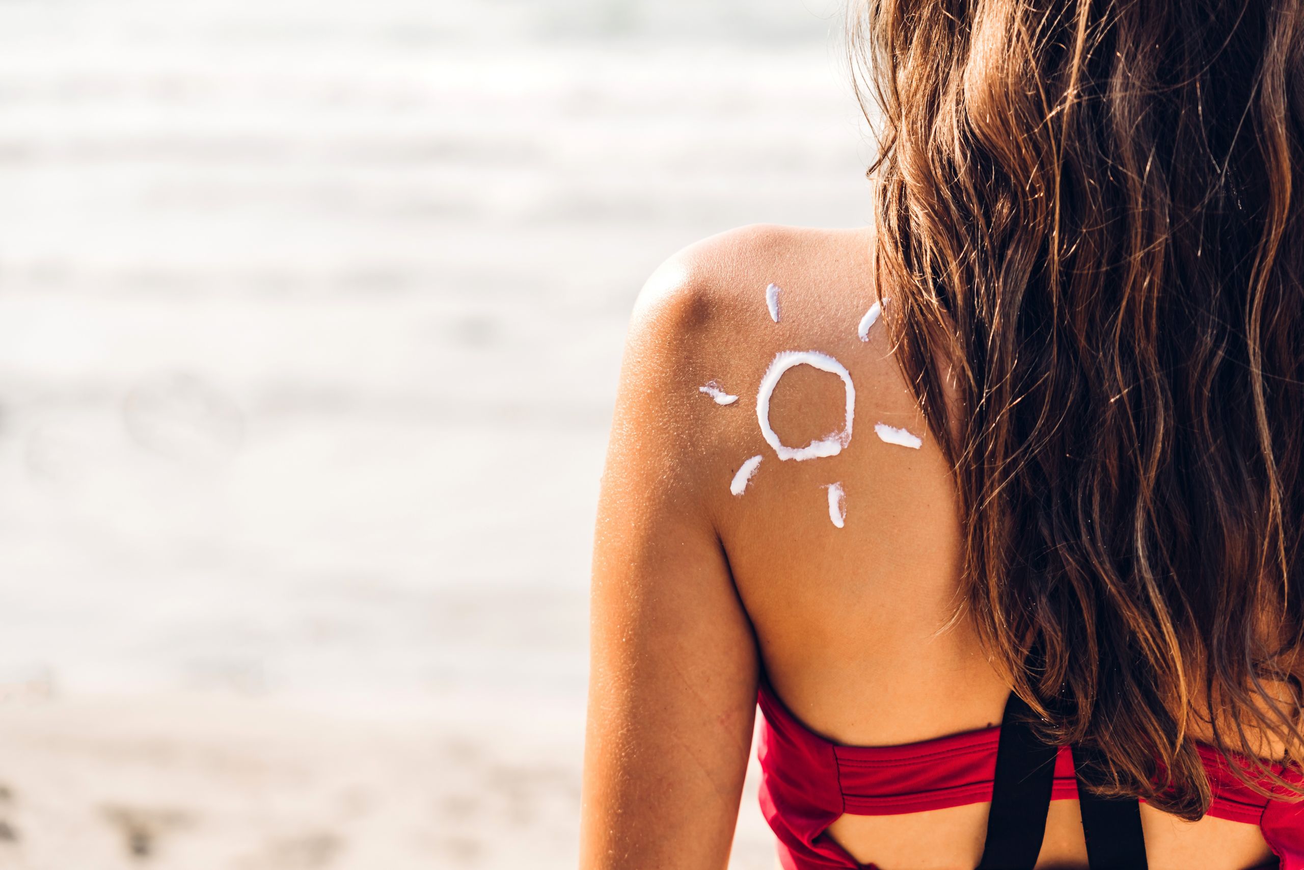 Frau mit Sonnencreme