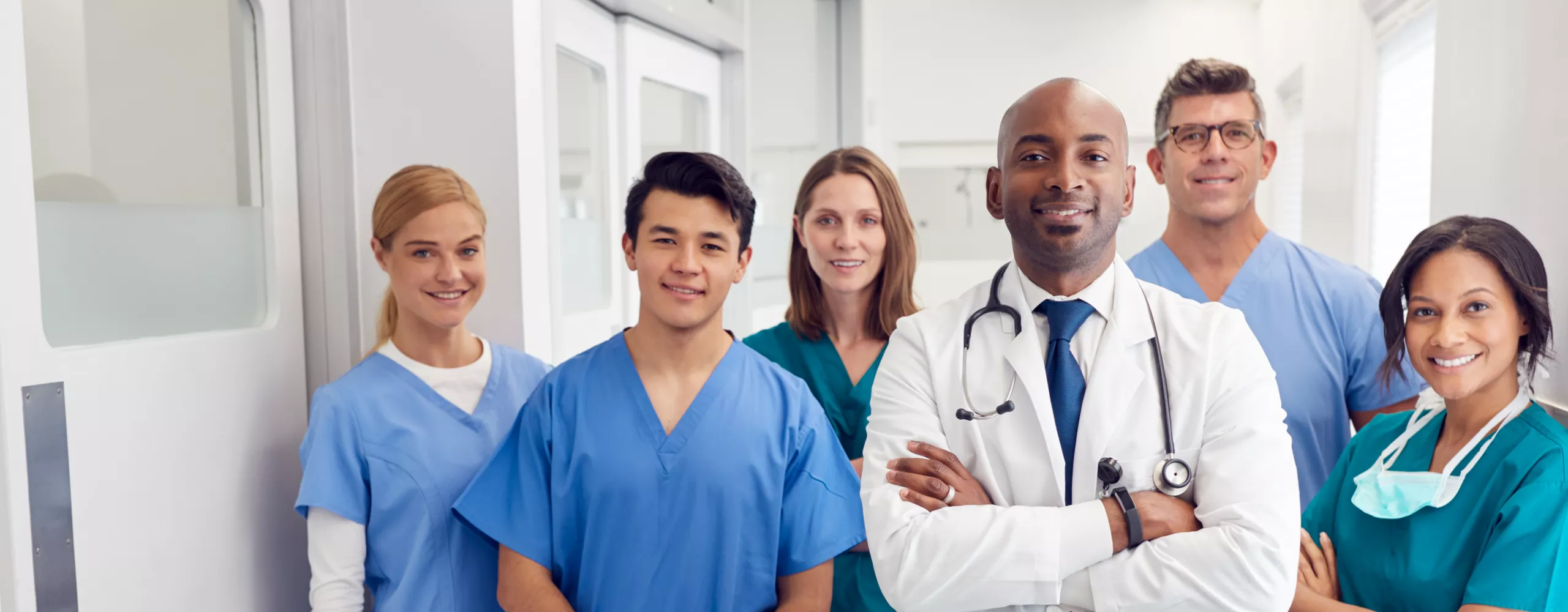 Ärzte stehen im Krankenhaus Korridor