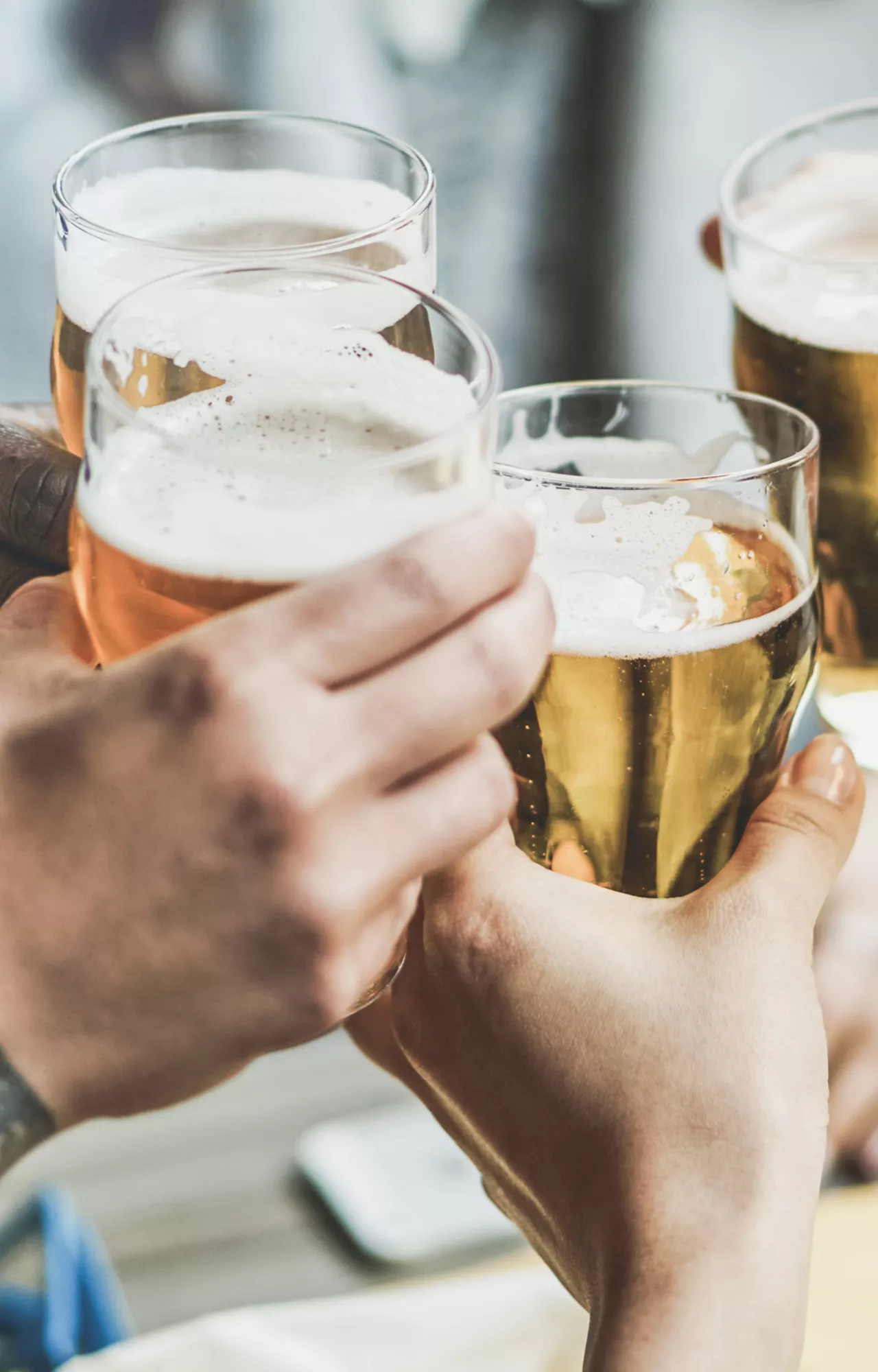 Menschen stoßen mit Bier an