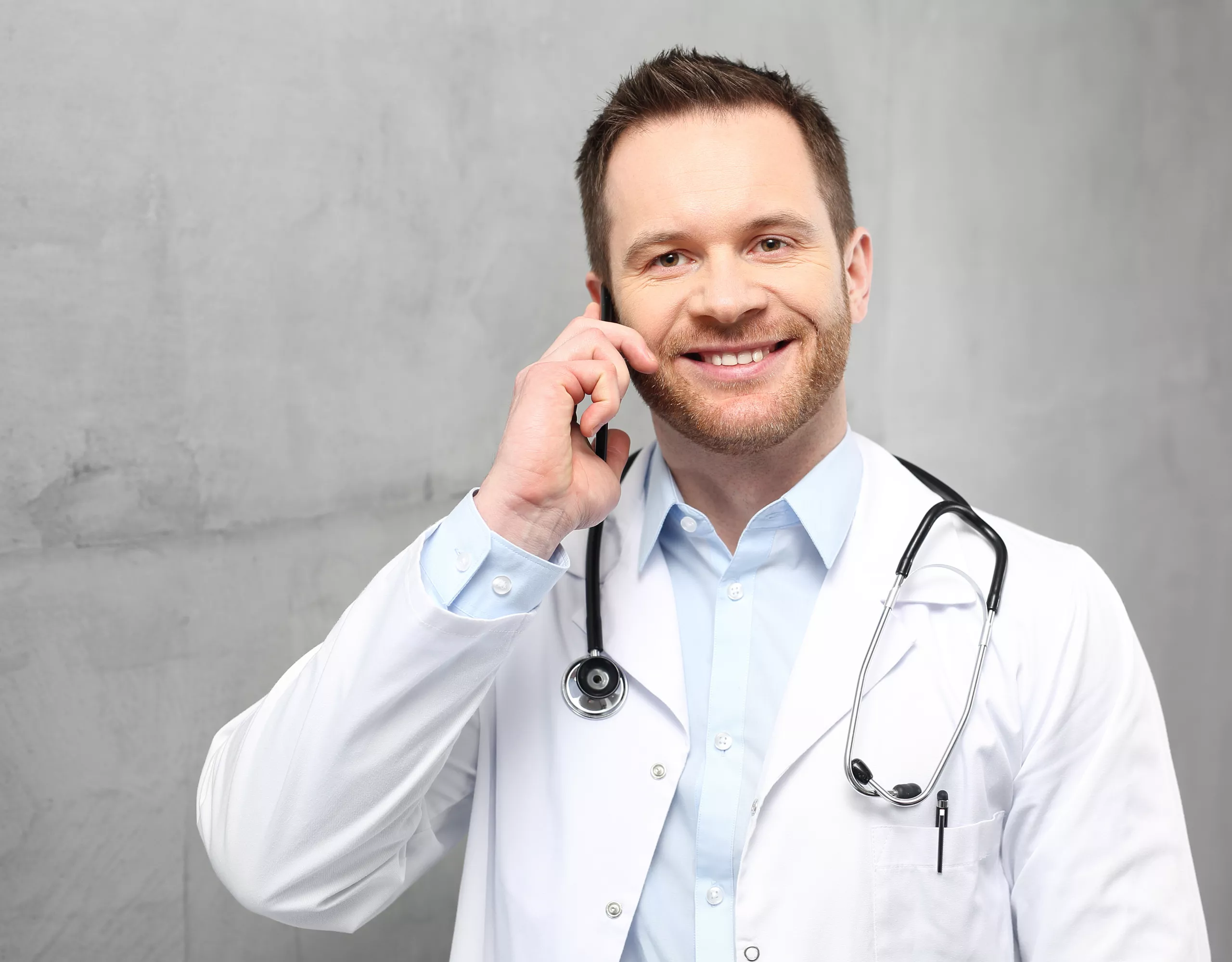 Arzt mit Handy in der Hand