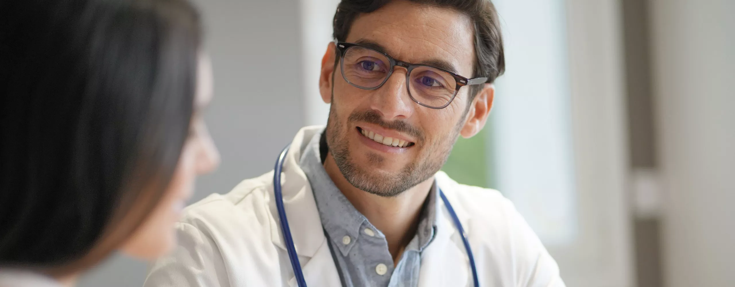 Arzt berät Patientin.